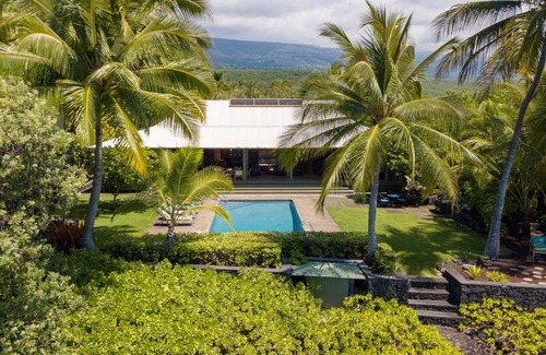 Honaunau-Napoopoo House | On the Ocean at Kealakekua Bay. Where the Dolphins Play.