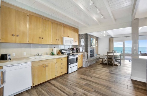 Capistrano Beach House | ON THE SAND! Private Beach! OCEAN FRONT HOT TUB!