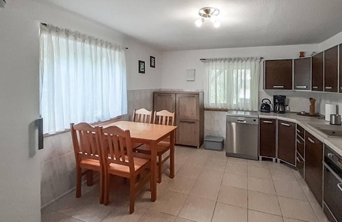 Sikory Juskie House | On the shore of Lake Laszmiaden welcomes you this spacious cottage with lake view.