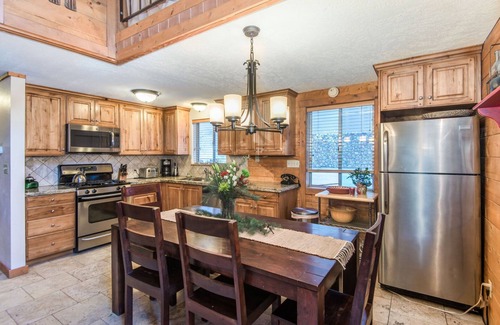 Sundance Cabin | ON THE STREAM- SHORT WALK TO RESORT, HOT TUB, WOOD FIREPLACE. COZY HIDEAWAY