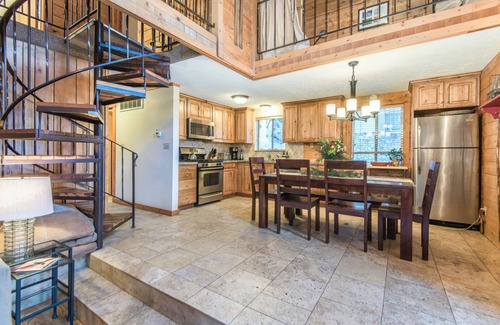 Sundance Cabin | ON THE STREAM- SHORT WALK TO RESORT, HOT TUB, WOOD FIREPLACE. COZY HIDEAWAY