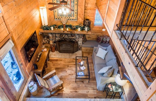 Sundance Cabin | ON THE STREAM- SHORT WALK TO RESORT, HOT TUB, WOOD FIREPLACE. COZY HIDEAWAY
