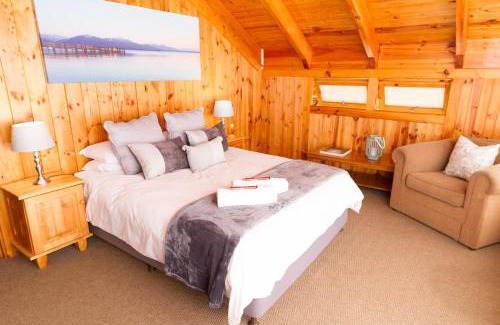 Wilderness Ski Chalet | ON the Water @ Pirates Creek #8