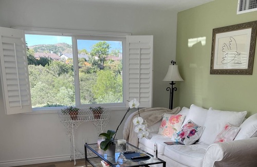 Thousand Oaks House | On trailhead for Wildwood Park