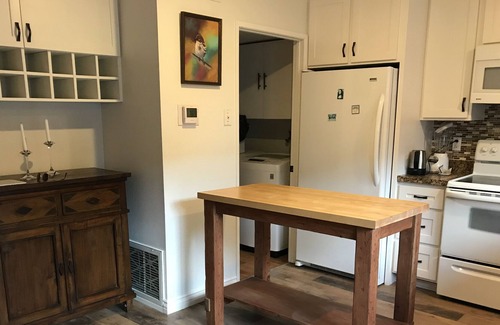 Thousand Oaks House | On trailhead for Wildwood Park