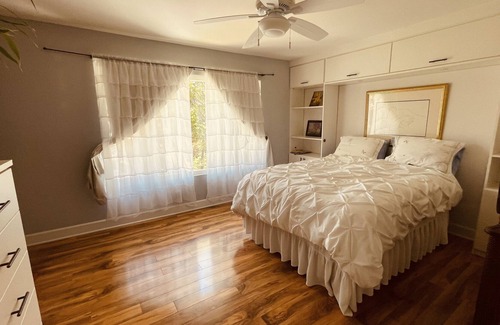Thousand Oaks House | On trailhead for Wildwood Park
