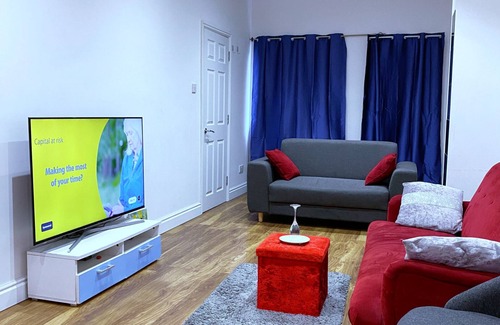 South Bermondsey Apartment | One Bed Spacious Apartment, 2min Train to london bridge, 10min to canary wharf.