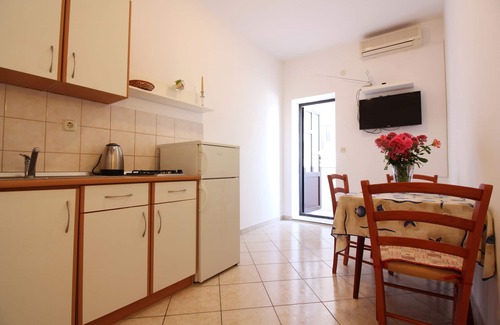 Metajna Apartment | One bedroom apartment near beach Metajna, Pag (A-6486-c)