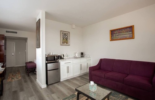 Bankers Hill Apartment | One Bedroom Apartment with Luxurious Furnitures