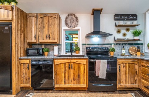 Laceys Spring House | One bedroom Chalet located near Huntsville City Limits. Romantic. Convenient.