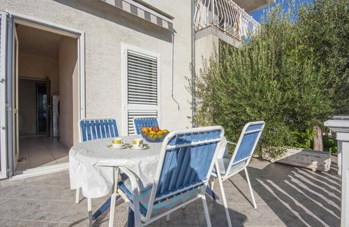 Brodarica Apartment | One-bedroom apartment near beach