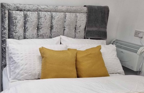 Luton Apartment | One Bedroom Studio nice clean and comfortable.