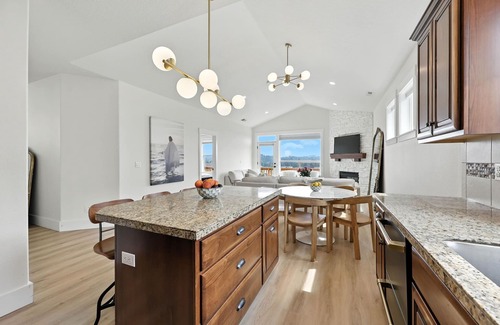 Rock Creek House | One Month MINIMUM RentalnBeautiful home with AC, WIFI, Hot tub and Mt Hood Views