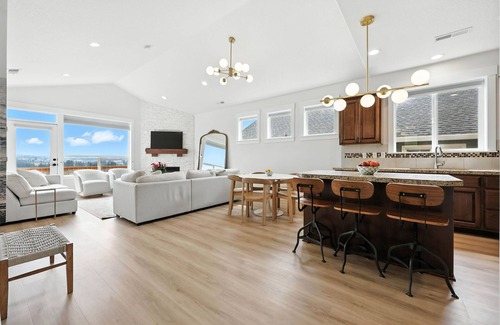 Rock Creek House | One Month MINIMUM RentalnBeautiful home with AC, WIFI, Hot tub and Mt Hood Views