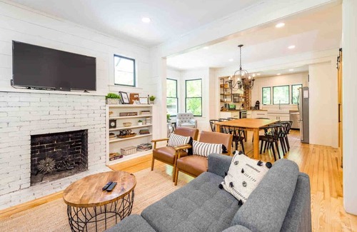 Flat Rock House | One night weekday stays available - apple pick & get a quick mountain escape in!