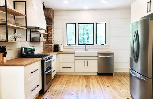 Flat Rock House | One night weekday stays available - apple pick & get a quick mountain escape in!