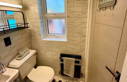 Clayhall Apartment | One of a kind 3-bed garden apartment with BBQ & sauna