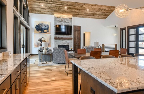 Deadwood Cabin | One-Of-A-Kind Perfection! w/Bathroom for All Bedrooms, Arcade games & More!