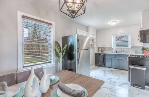 Turner Park House | OneCozyPlace Tulsa | King Bed Expo TU Downtown