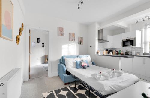 Turnham Green Apartment | Only 1-Min to Tube, 20min to Central London, Tassimo Coffee machine, Rice Cooker, free snacks, Close to Winter Wonderland
