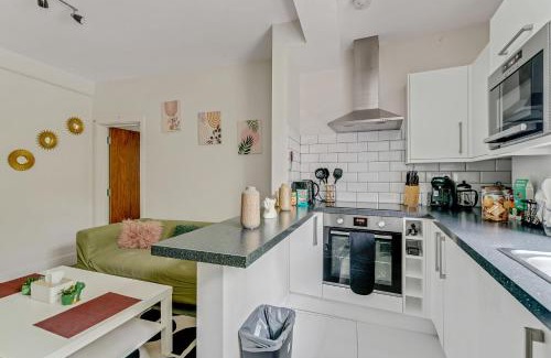 Turnham Green Apartment | Only 1-Min to Tube, 20min to Central London, Tassimo Coffee machine, Rice Cooker, free snacks, Close to Winter Wonderland