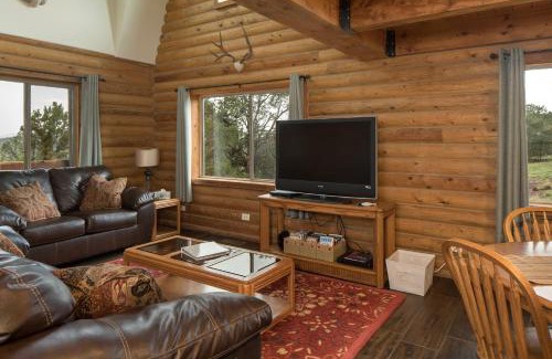 Williams House | Ontario Ave Remodeled Log Cabin on 1 Acre Gateway to Grand Canyon Amazing Views
