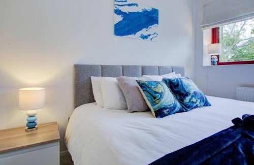 Fareham Apartment | Open Mind Property - City Centre & Free Parking for Unlimited Vehicles