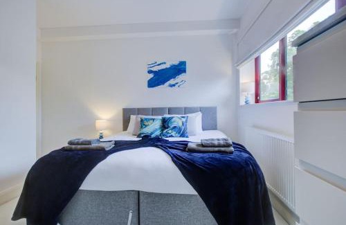 Fareham Apartment | Open Mind Property - City Centre & Free Parking for Unlimited Vehicles