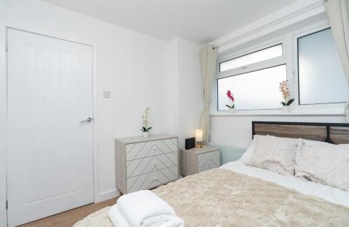 South Hayling Apartment | Open Mind Property -8 Guests, 4Beds & Free Parking
