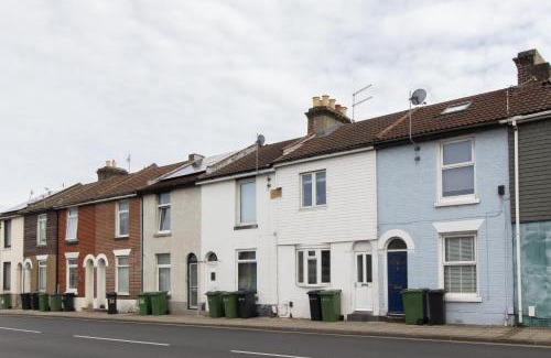 Southsea House | Open Mind Property - Luxury 3 Beds & Free Parking