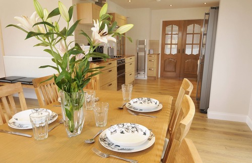 Whitby House | Open Plan modern Cottage by Whitby Rugby Field with large drive & EV fast charge