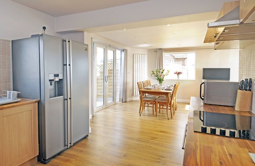 Whitby House | Open Plan modern Cottage by Whitby Rugby Field with large drive & EV fast charge