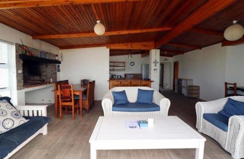 Struisbaai House | Oppi-stoepi In Struisbaai