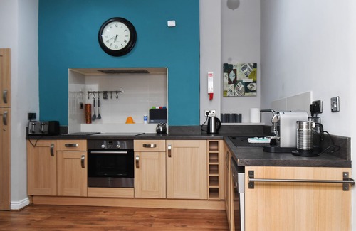 Harrogate City Centre Apartment | Opposite HG Convention Centre, Sleeps 14, 7 beds, Parking