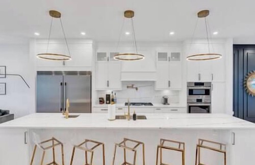 Killarney House | Opulence - Luxury | King Beds, A/C + Parking + EV Charger