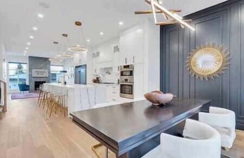 Killarney House | Opulence - Luxury | King Beds, A/C + Parking + EV Charger