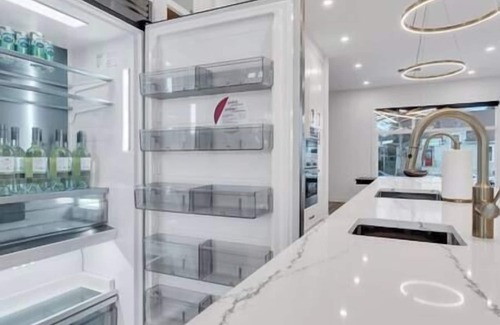 Killarney House | Opulence - Luxury | King Beds, A/C + Parking + EV Charger