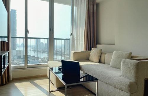 Yan Nawa Apartment | Opulence Riverview with Train Access