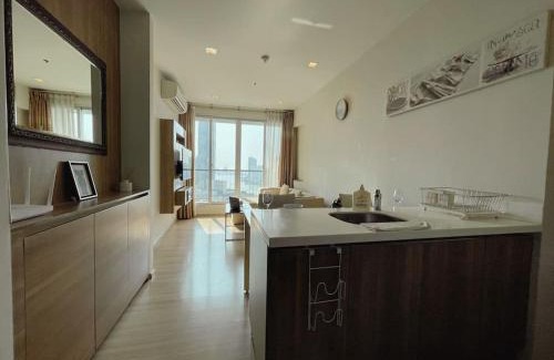 Yan Nawa Apartment | Opulence Riverview with Train Access