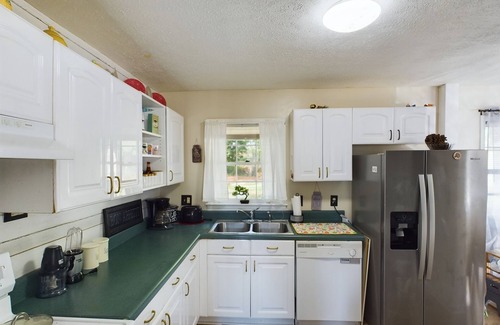 Pine Forest House | Opuluxe Enjoy Fayetteville's 4 BR Hidden Gem!
