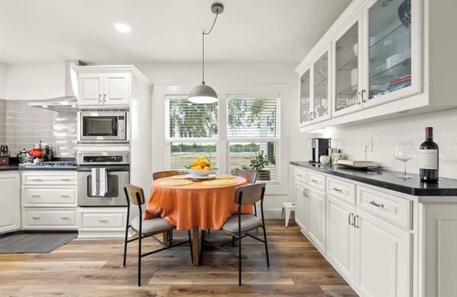 Exeter House | Orange Blossom Cottage Near Sequoias w/EV Charger