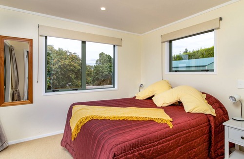 Athenree Cottage | Orchard Seaview Bach