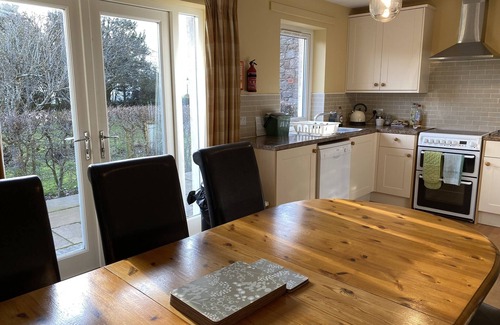 Kinross Cottage | Orchard View; Spacious 4 bed cottage in rural country location. Single storey