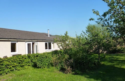 Kinross Cottage | Orchard View; Spacious 4 bed cottage in rural country location. Single storey