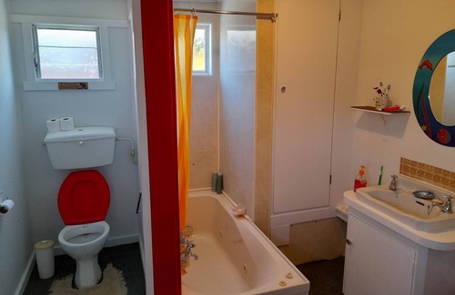 Waikouaiti House | Original Cute Kiwi Crib Near the Beach - sleeps 9