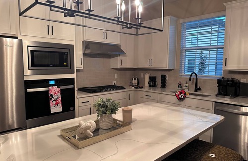 Reunion House | Orlando home 10 minutes from Disney close to restaurants and attractions