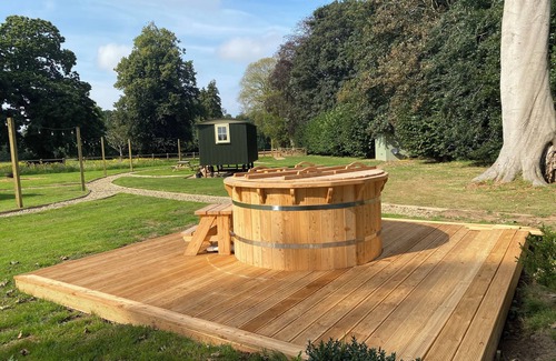 Great Yarmouth Ski Chalet | Ormesby Manor - Shepherd's hut Gamekeeper