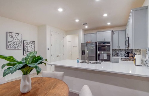 Casas Adobes Apartment | Oro Valley/2 BR 2BA/Office/Fenced /Garage