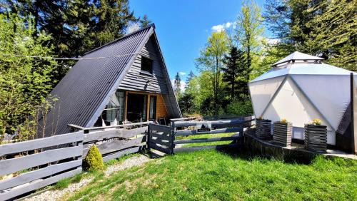 Szczyrk Cabin | Osada pod Beskidem- chatki całoroczne