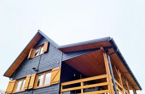 Sierpnica Ski Chalet | Osada Sierpnica - Uroczy dom z kominkiem i balią w Górach Sowich